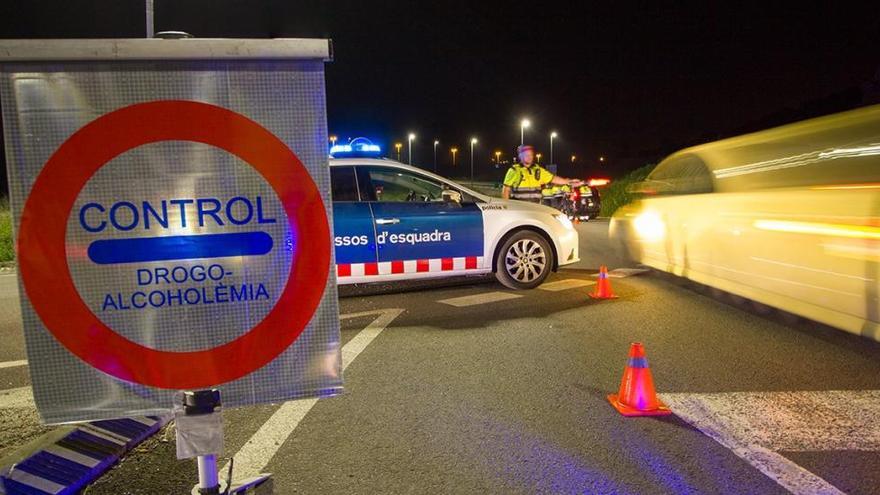 Un conductor sense carnet intenta evitar un control a Vilanova de la Muga, fereix dos mossos i acaba detingut