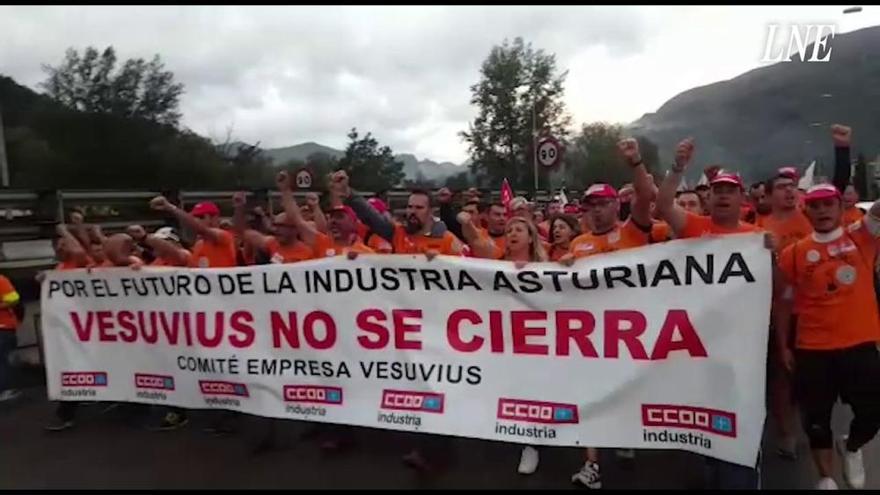 Los trabajadores de Vesuvius marchan a pie desde la fábrica de Riaño hasta la Junta