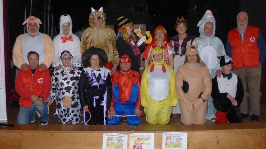 El grupo de teatro &quot;El Carmen&quot;, con representantes de Cruz Roja, ayer, en la presentación de las jornadas.