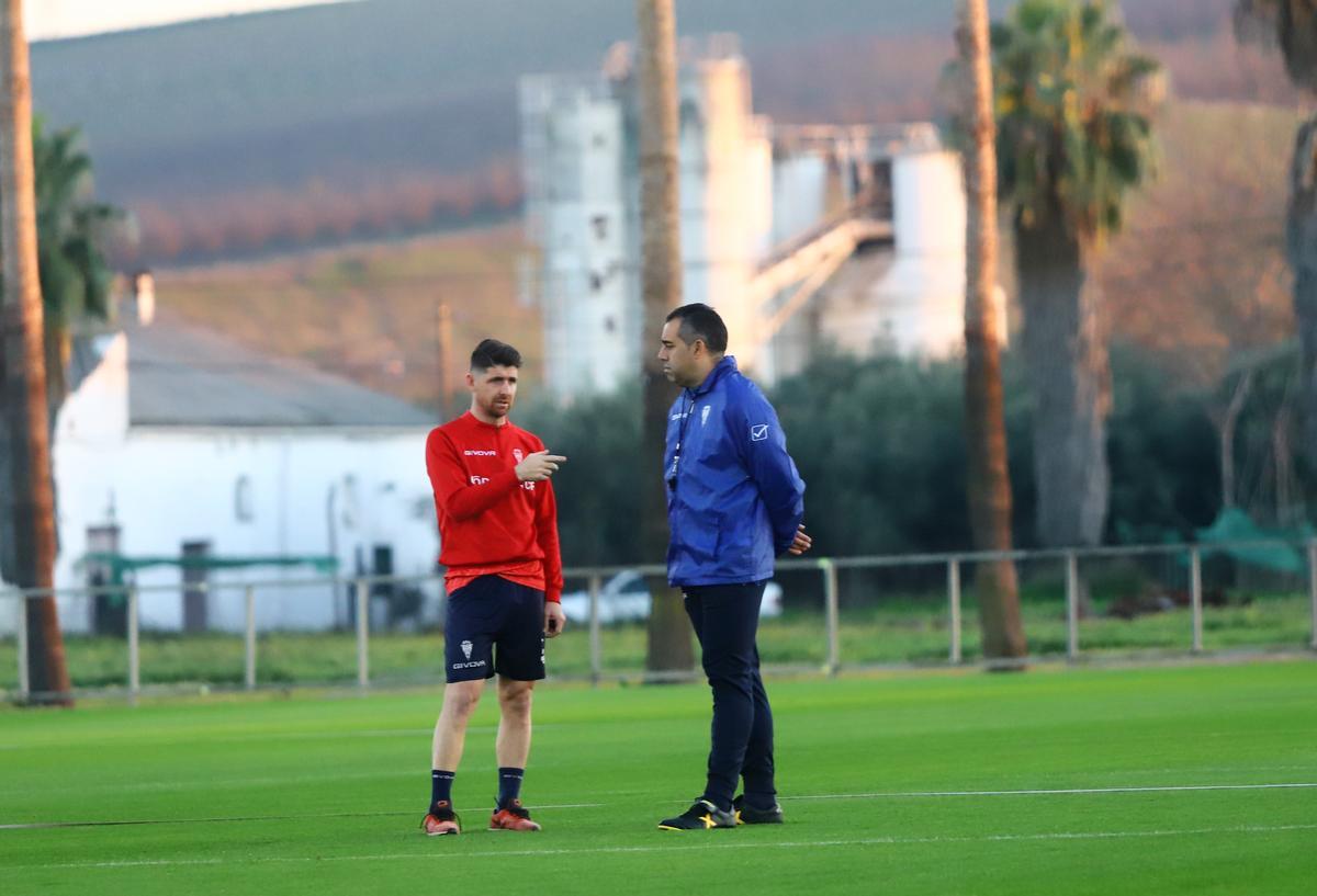 Javi Flores charla con Germán Crespo durante el entrenamiento del Córdoba CF en la Ciudad Deportiva, el pasado lunes.