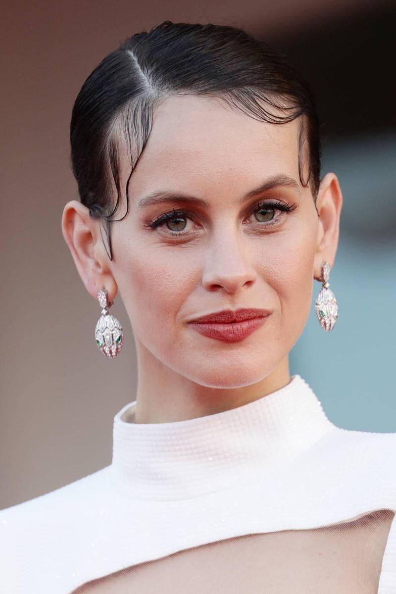 Detalle del maquillaje y el peinado efecto mojado de Milena Smit en la ceremonia de apertura del Festival de Cine de Venecia 2021