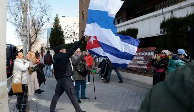 Decenas de personas despiden en Madrid a Alexei Navalni: "El amor siempre es más grande que el miedo"