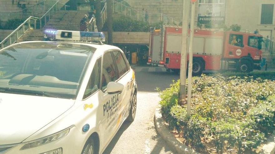 Policías y bomberos, en la entrada al aparcamiento