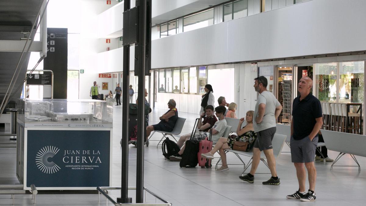 Viajeros en el aeropuerto de Corvera.