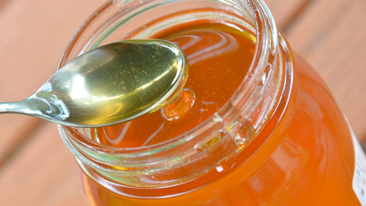Una cucharada de miel: verás lo que le pasa a tu piel y a tu pelo