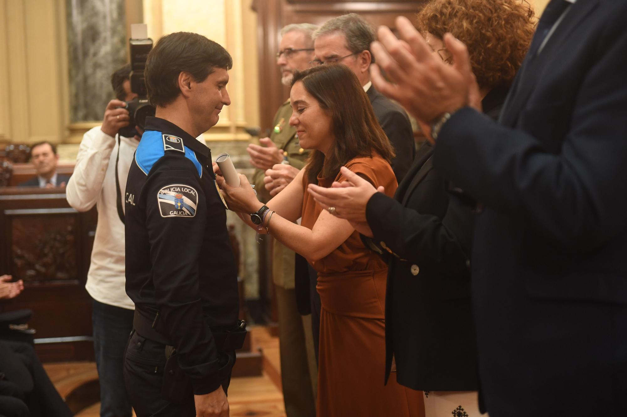 Homenaje a los policías locales de A Coruña que llevan 20 años en el cuerpo