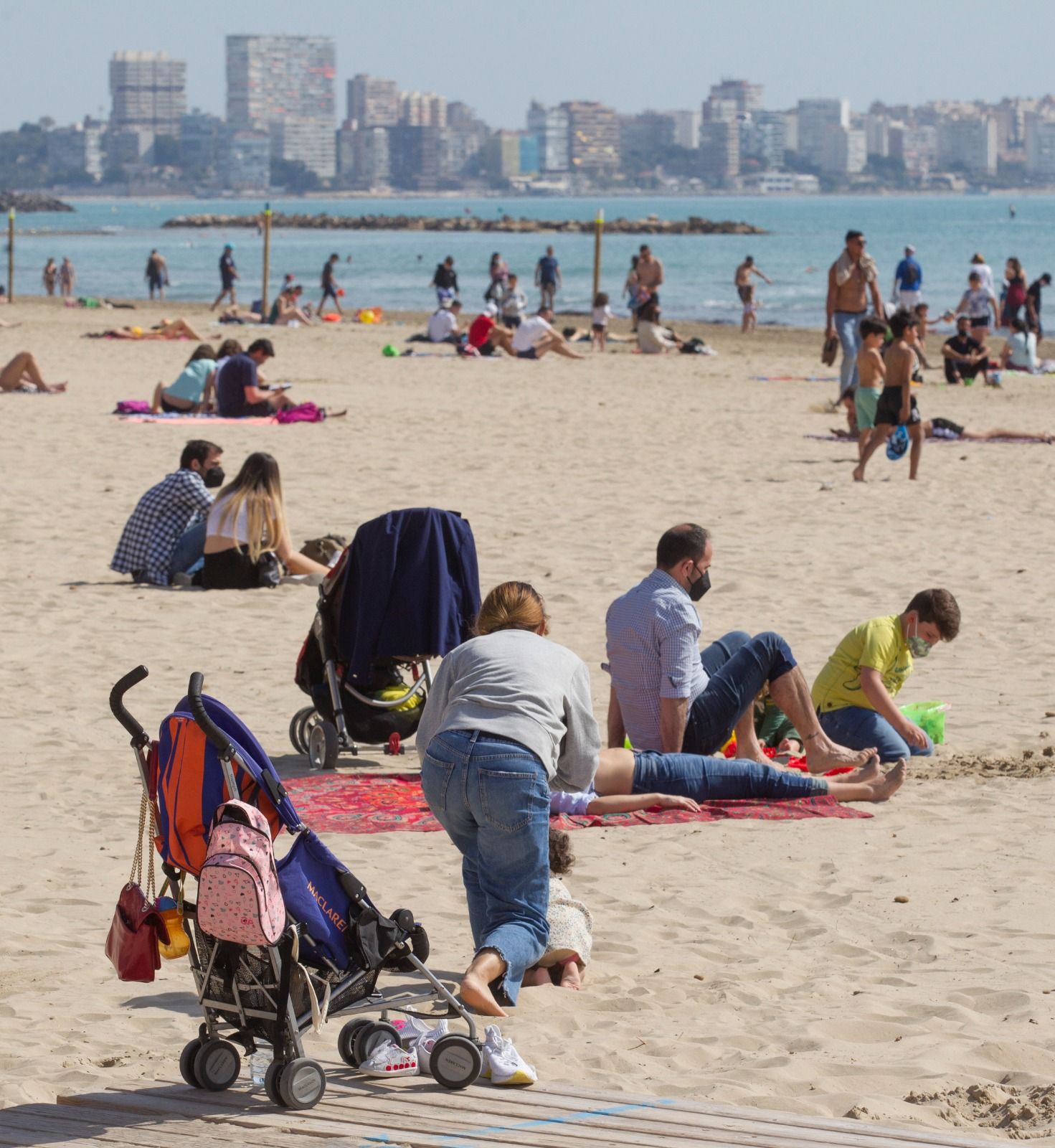 Las playas de Alicante lucen abarrotadas en el inicio del puente de Semana Santa