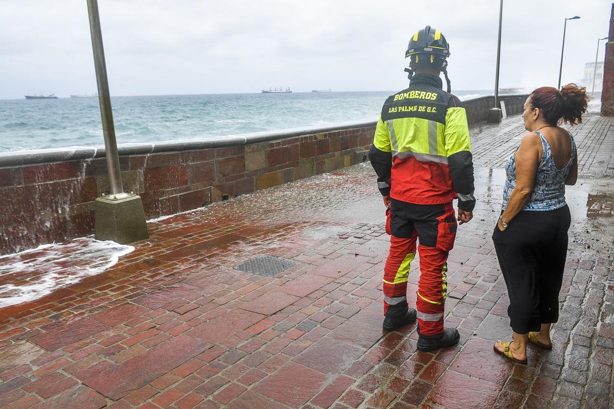 Oleaje fuerte en el paseo del barrio de San Cristóbal en Las Palmas de Gran Canaria. Oleaje fuerte en el paseo del barrio de San Cristóbal en Las Palmas de Gran Canaria.