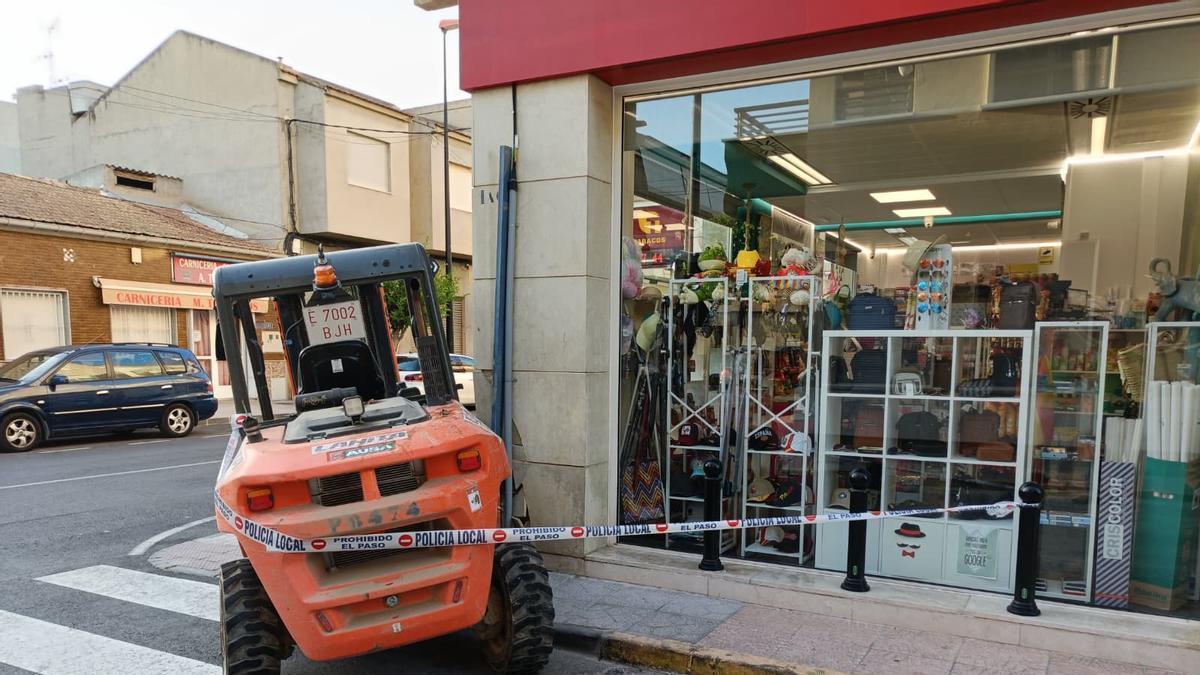 Vehículo elevador empotrado en la fachada del estanco