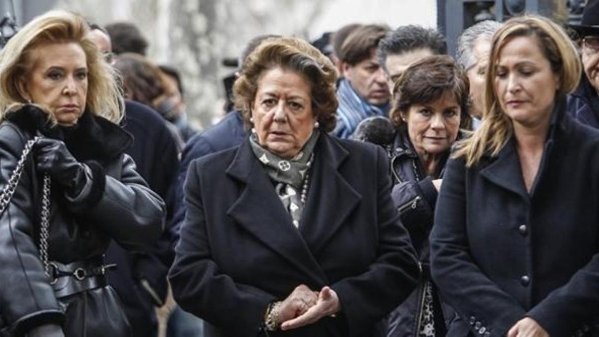 Rita Barberà (centro), la alcaldesa de Valencia, en el funeral de Pepe Sancho.