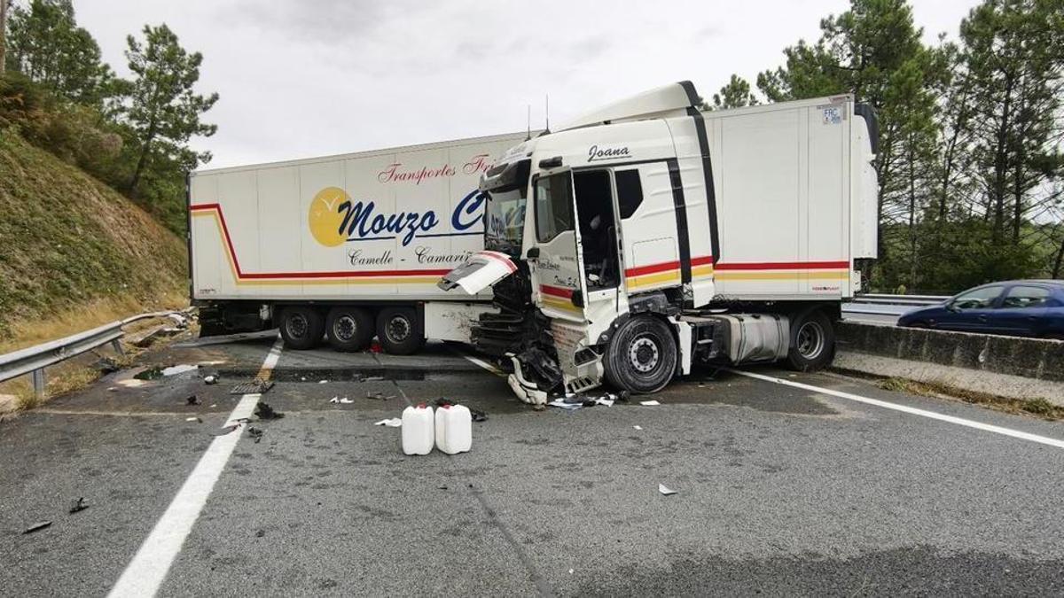 Un muerto en el choque de una furgoneta y un camión en Caldas en la AP-9 que corta el tráfico en sentido Pontevedra