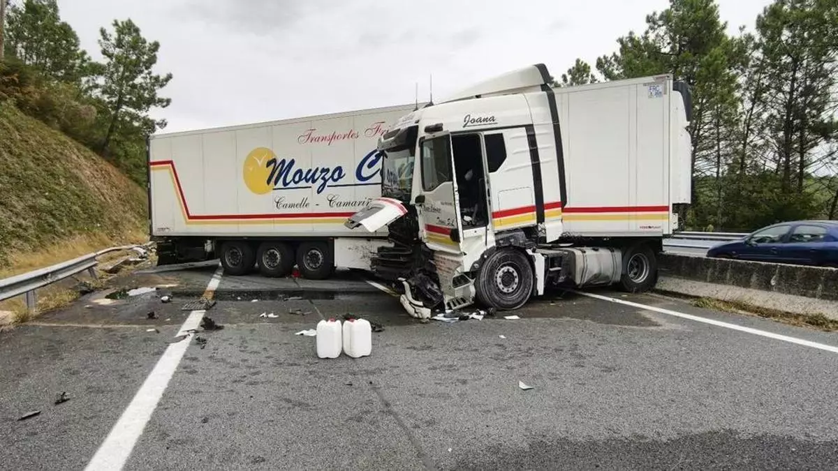 Un choque mortal entre una furgoneta y un camión en Caldas cierra la AP-9 durante horas y atrapa a miles de conductores