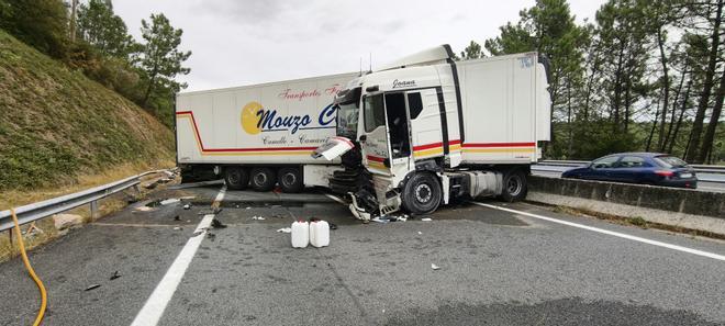 El accidente mortal en la AP-9 en Caldas entre un turismo y un camión