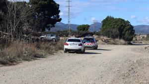 Investigación policial en un camino rural