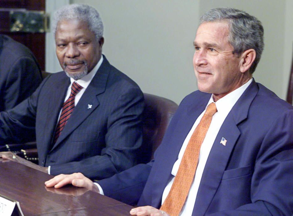 El presidente de los Estados Unidos, George W. Bush, se reúne el 28 de noviembre de 2001 con el secretario general de la ONU Kofi Annan en la Casa Blanca en Wsshington, DC. Los dos líderes discutieron la situación en Afganistán devastado por la guerra.