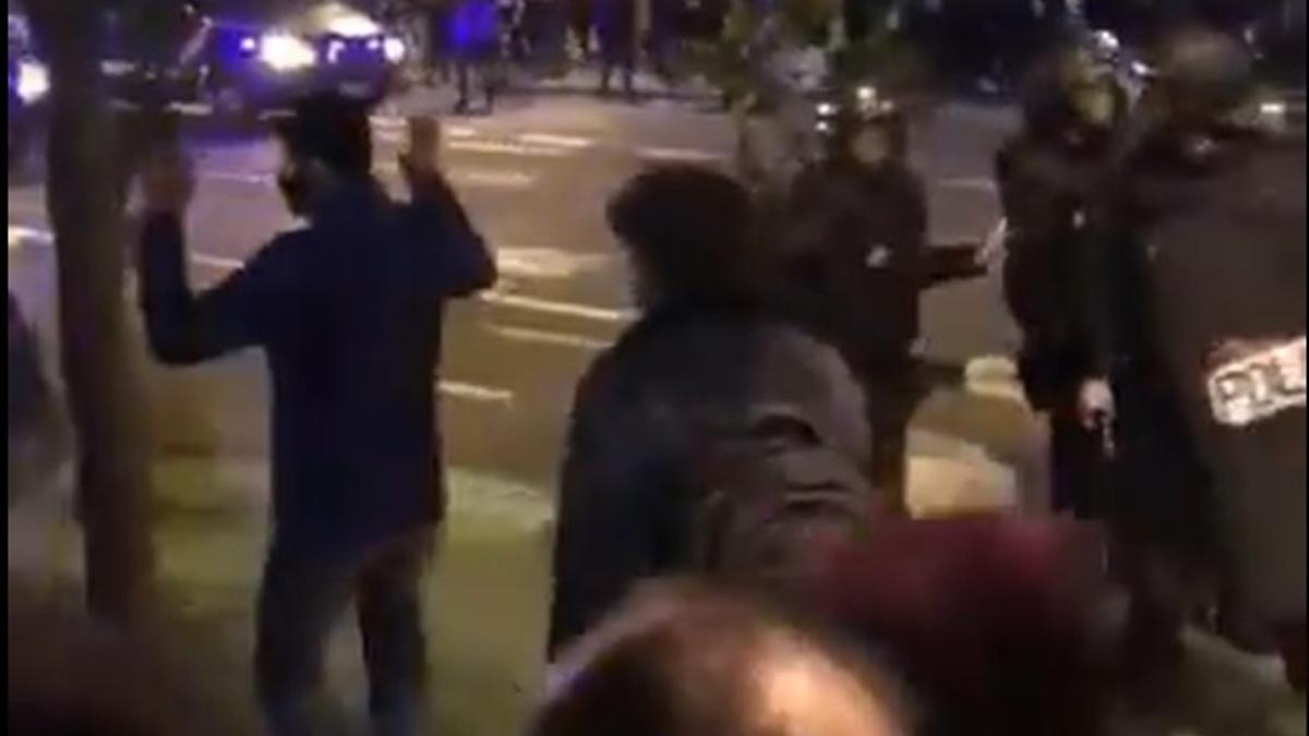 El diputado de Compromís en medio de la protesta