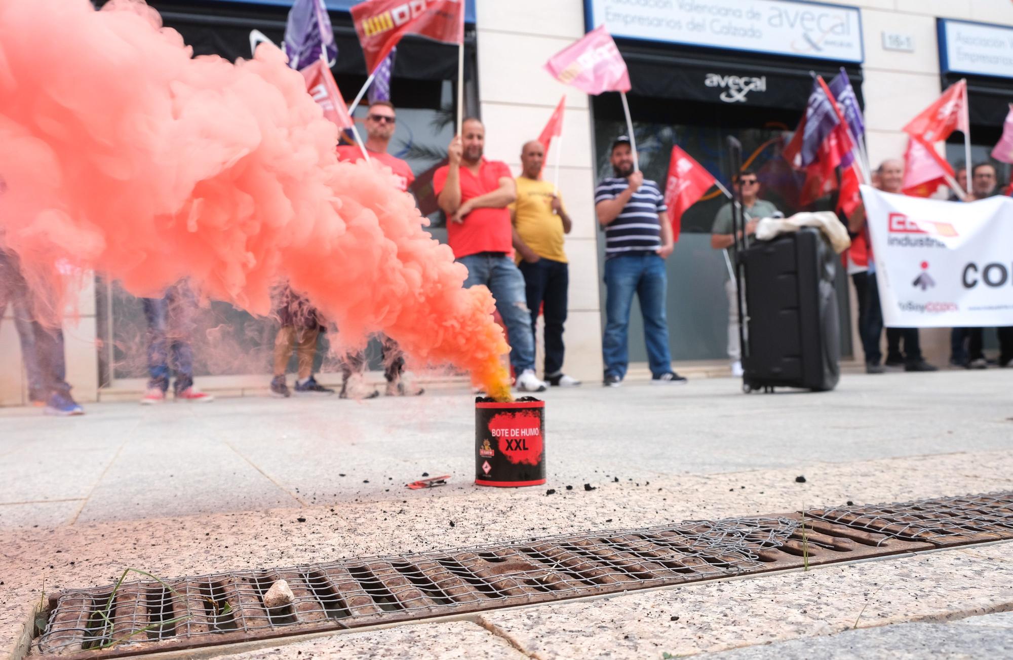 Protesta con un bote de huno rojo.