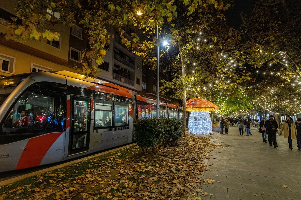 Desde el Parque Grande hasta las Murallas y la plaza del Pilar, el tranvía discurre por algunos de los puntos donde la Navidad late con más fuerza en Zaragoza.