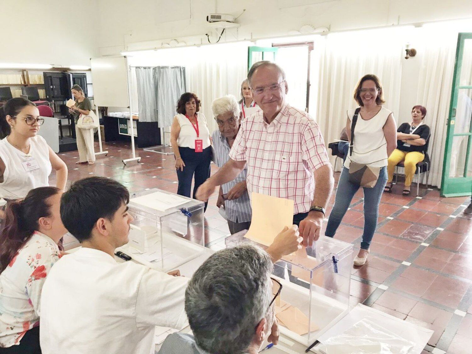 Manuel Fajardo, candidato del PSOE al Senado por Lanzarote votando el 23J.