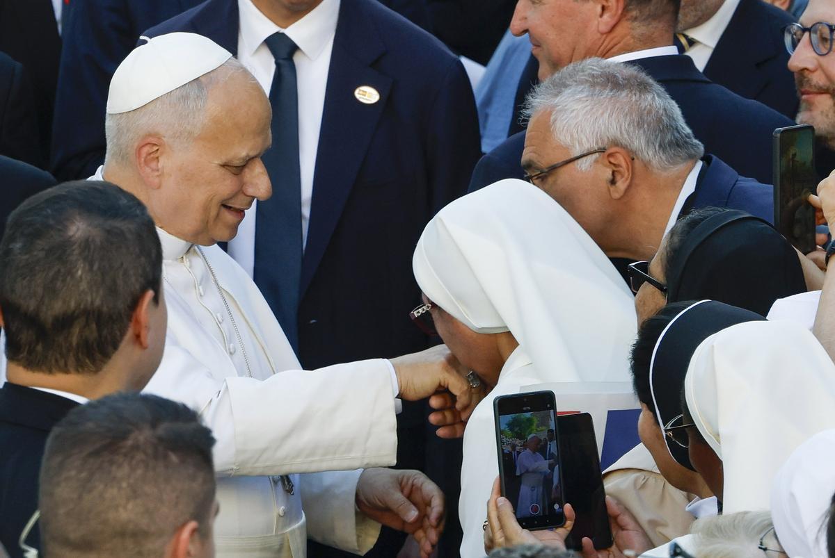 El papa León XIV en su visita este sábado al centro CEDIA 24 Horas, de Cáritas Madrid. El papa León XIV en su visita este sábado al centro CEDIA 24 Horas, de Cáritas Madrid.