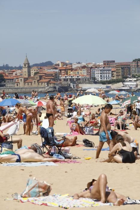 Cerrada la playa de San Lorenzo por completar su aforo de bañistas