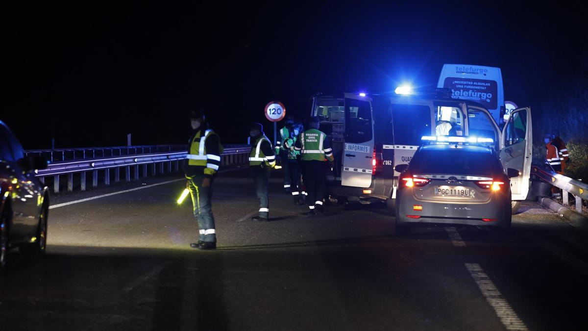 Muere un guardia civil arrollado por una furgoneta en la Autovía Minera