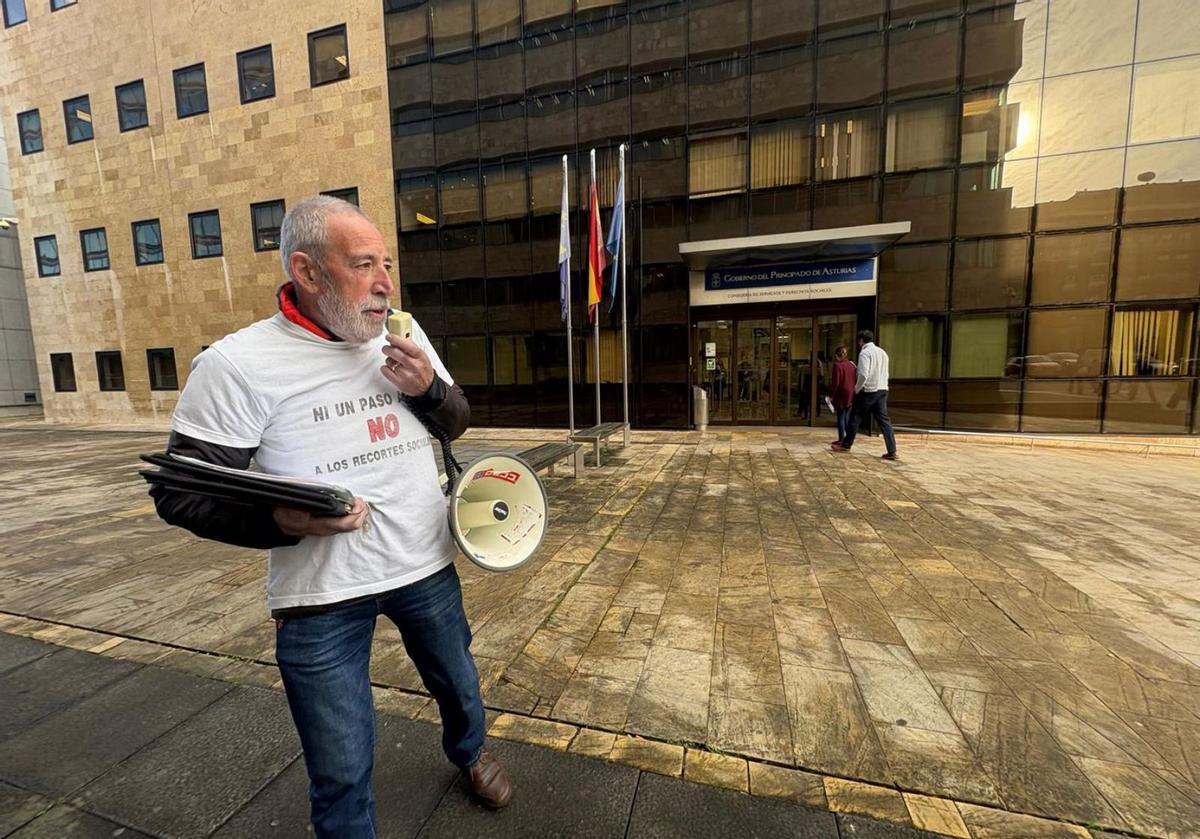 Juan José Roza, con su megáfono, ante la consejería de Derechos Sociales. | | D. O.