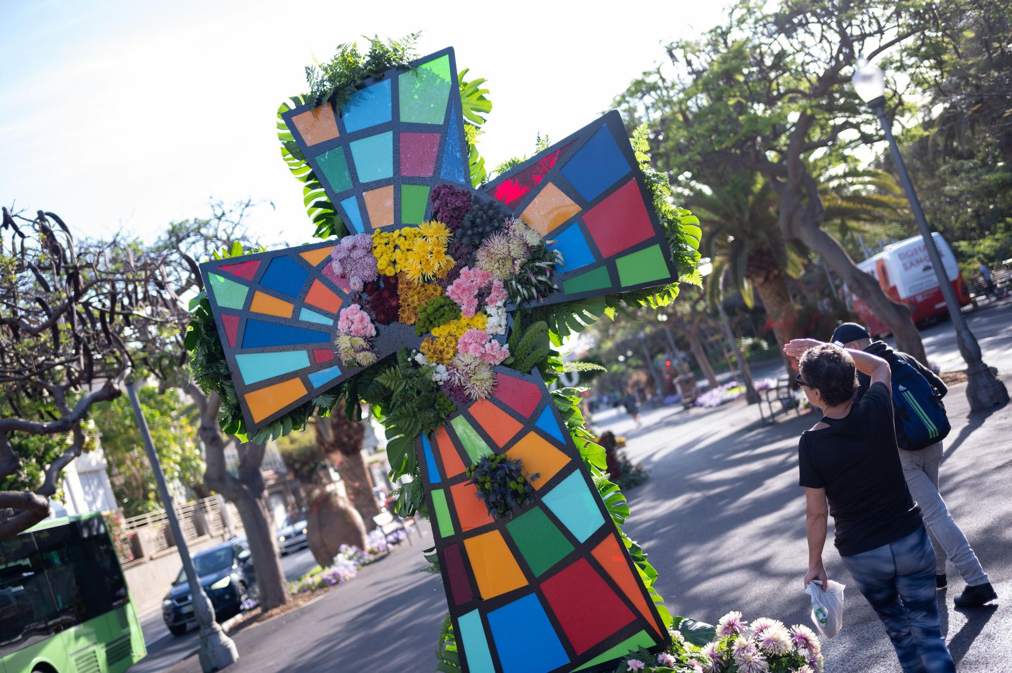 Exhibición de cruces de las doce empresas colaboradoras en las Fiestas de Mayo de Santa Cruz de Tenerife