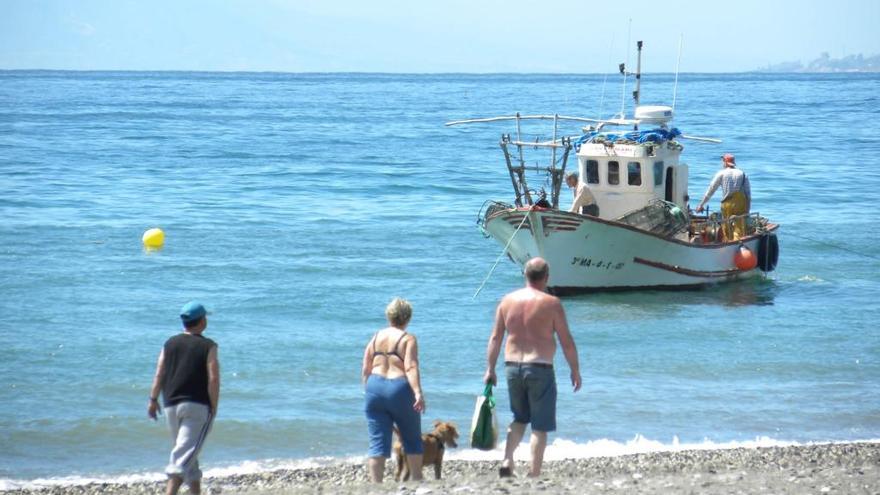 Una de las embarcaciones de arrastre con base en el puerto axárquico de Caleta de Vélez.