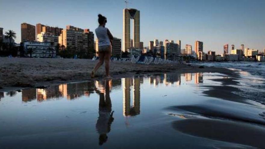 El InTempo, izado frente a la playa de Poniente de Benidorm, está terminado en más de un 83%.