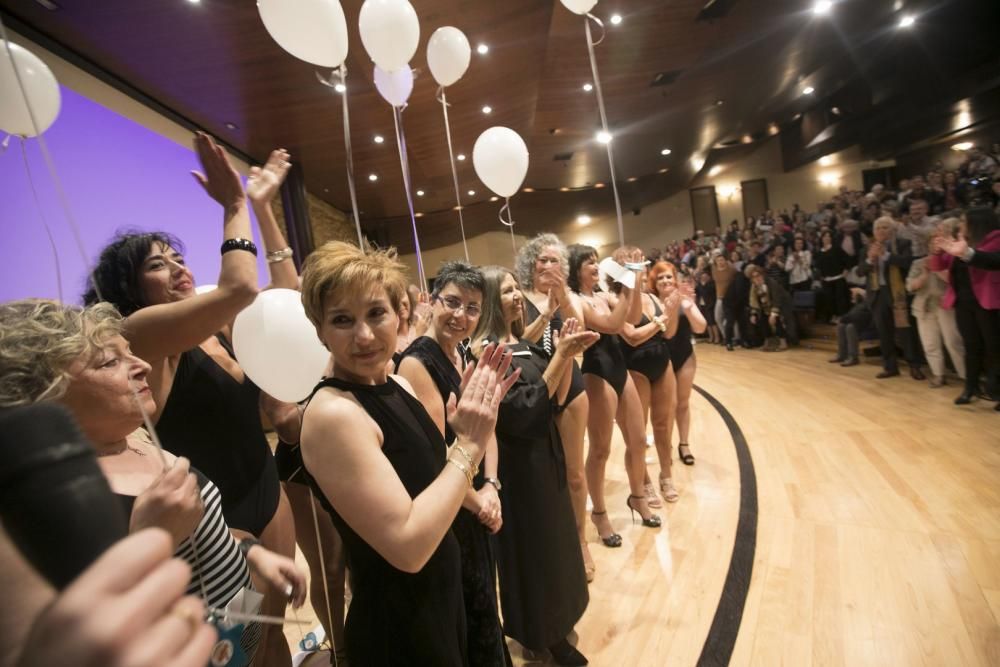 Desfile en el Auditorio de mujeres afectadas por cáncer de mama