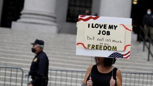 Una mujer, con una pancarta en la que se puede leer Amo mi trabajo, pero no tanto como mi libertad, en Nueva York, el pasado 12 de octubre.