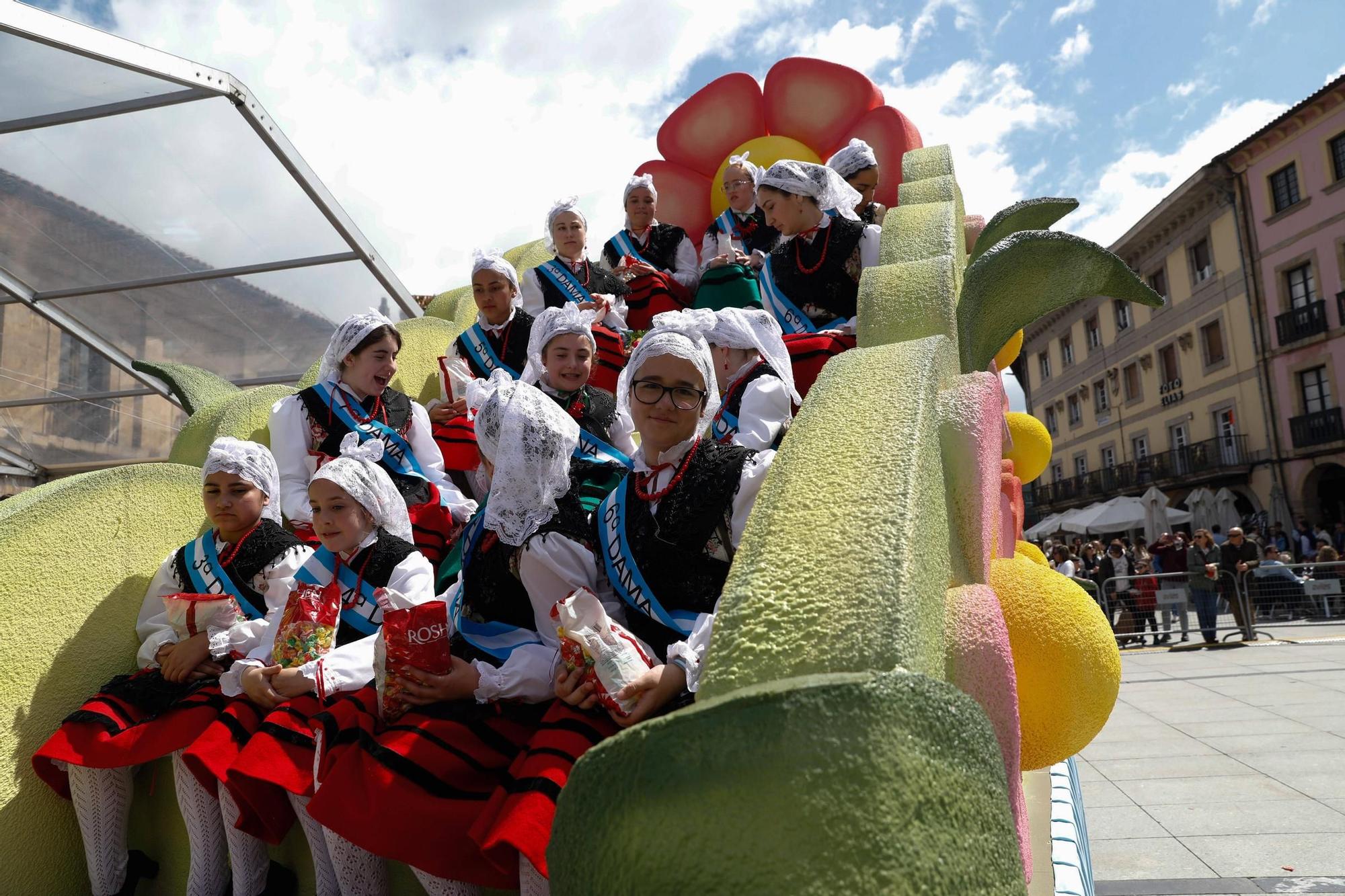 EN IMÁGENES: El multitudinario desfile de carrozas de El Bollo en Avilés