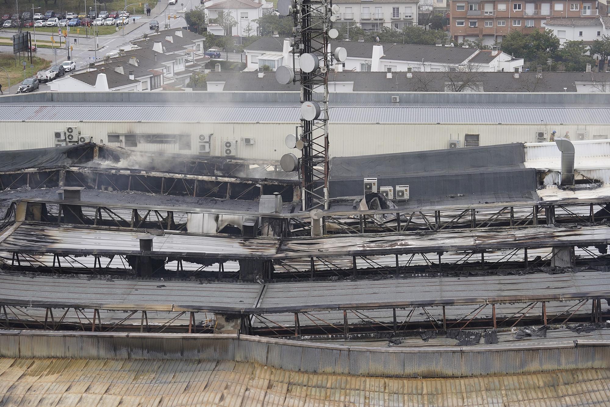 Estat en què han quedat les naus industrials de l'entrada sud de Girona després de l'incendi