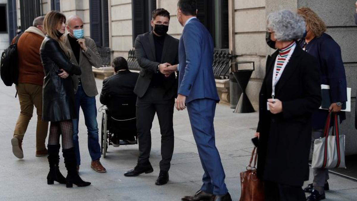 El presidente del Gobierno, Pedro Sánchez, estrecha la mano del portavoz de ERC en el Congreso, Gabriel Rufián, en el patio de la Cámara baja, tras la votación de totalidad de los Presupuestos Generales del Estado para 2022, el pasado 4 de noviembre de 2021.