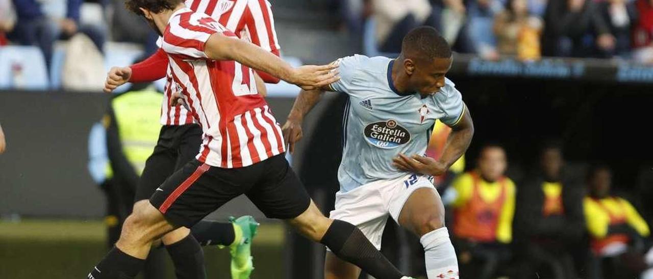 Beauvue intenta eludir a Yeray y Laporte. // R. Grobas