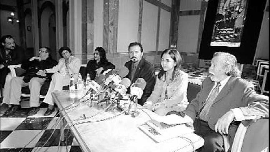 Julio Navarro Carbonell (d), Fátima Barnuevo y Julio Navarro Albero -en la mesa-, junto a otros miembros de la compañía