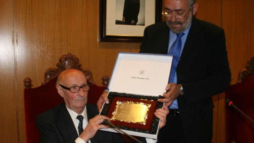 Rodríguez recibe una placa de manos del exalcalde José Antonio Dono, en 2009. // Bernabé/Patricia Figueiras