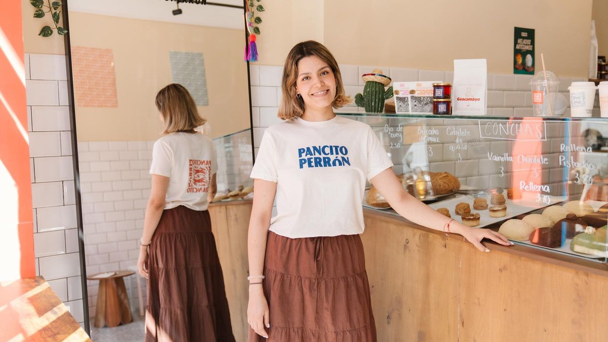 La emprendedora Eli Cervantes, fundadora del negocio de panadería mexciana Pancito Perrón, en la Ronda de Atocha.