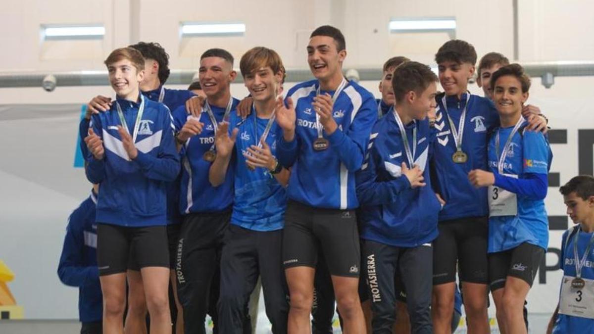 Atletas del equipo sub 16 masculino del Trotasierra.