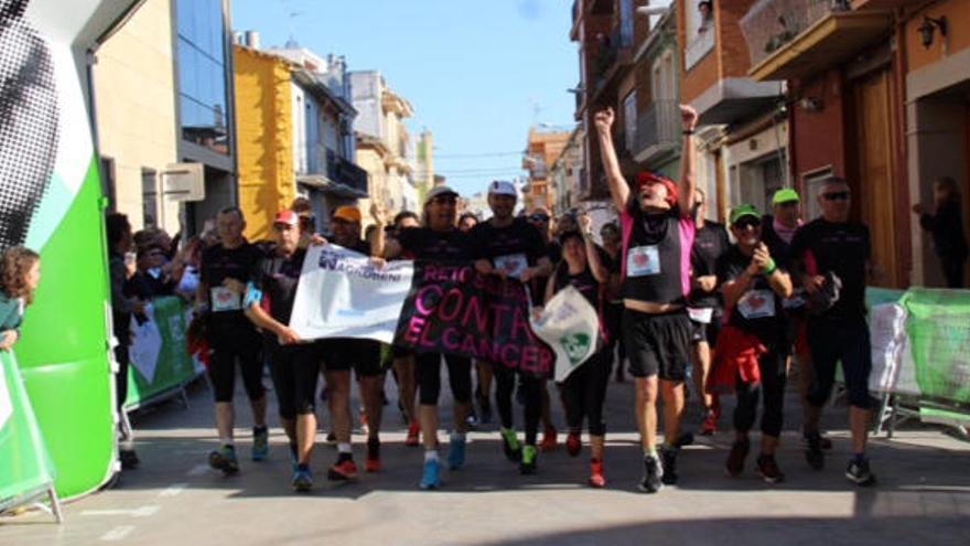 Una treintena de corredores completa 117 km a beneficio de AECC Valencia