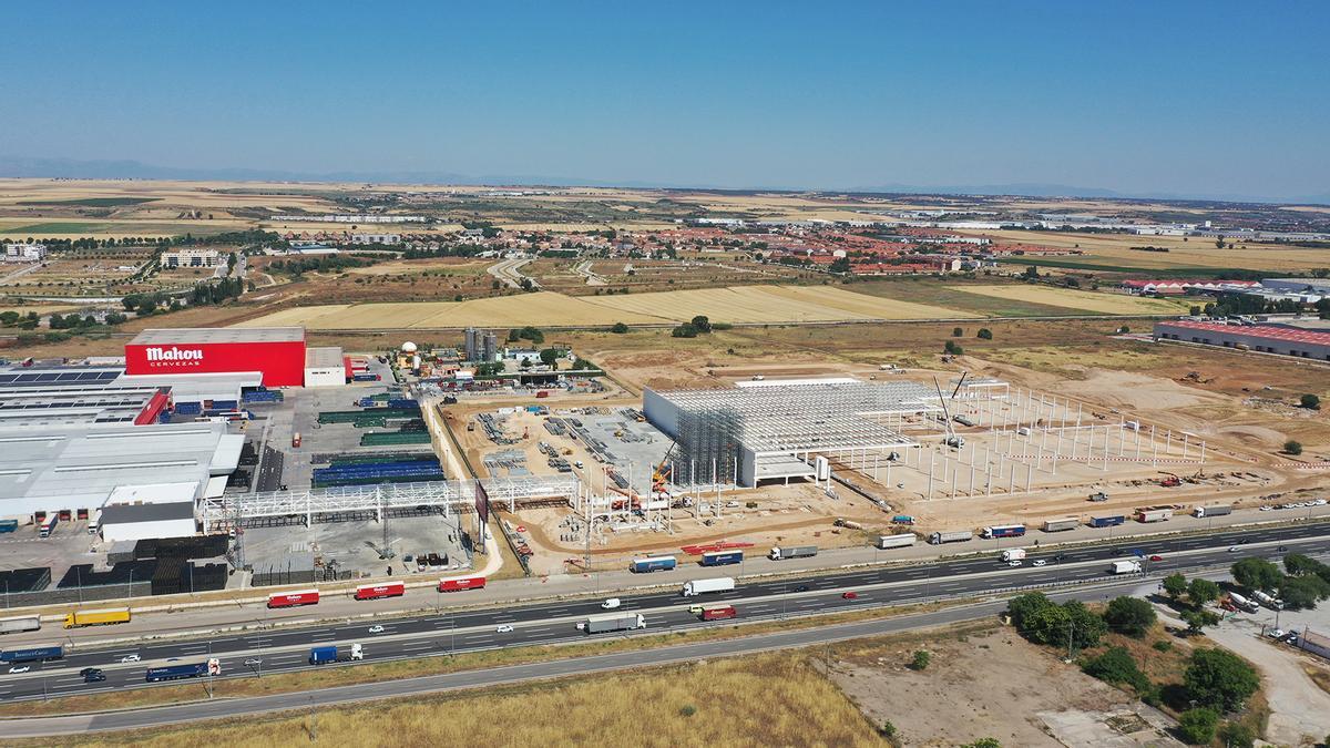 Obras de construcción del nuevo centro logístico de Mahou San Miguel, unas obras que está liderando la compañía aragonesa Eigo.