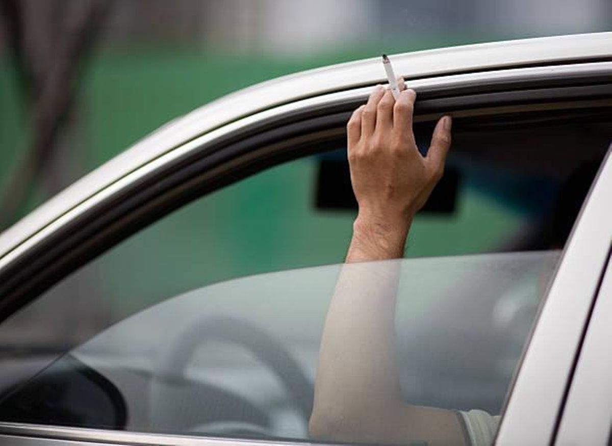 La sanción por fumar en el coche o tirar la colilla por la ventana