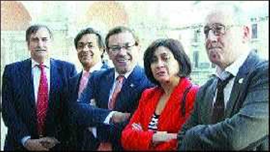 Por la izquierda, Valeriano Gómez, Jesús Sánchez, Juan Vázquez, Josefa García Grande y Rafael Pérez, en la Escuela de Empresariales.