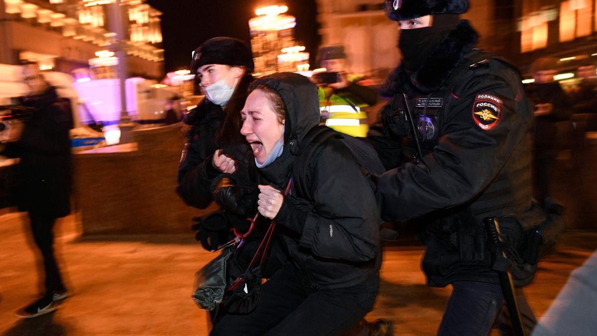 La policía se lleva detenida a una manifestante contra la guerra de Ucrania, en Moscú.