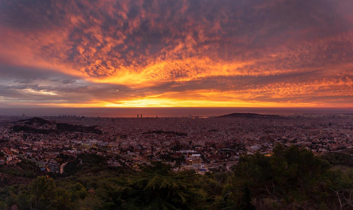 Salida del Sol en Barcelona, con nubes medias, el 29 de diciembre del 2023