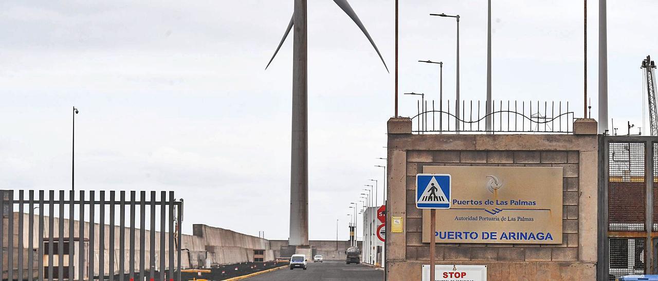 La entrada de vehículos y peatones al muelle del Puerto de Arinaga, en el municipio de Agüimes,  ayer lunes.