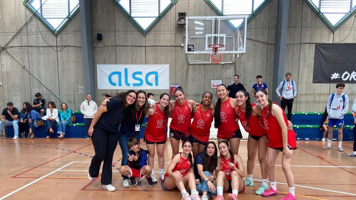El equipo cacereño, en Granada.