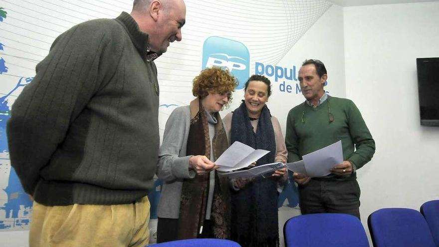 Por la izquierda, Fernando Pintueles, Gloria García, Beatriz Llaneza y José Manuel Rodríguez, ayer, en la sede del PP de Mieres.