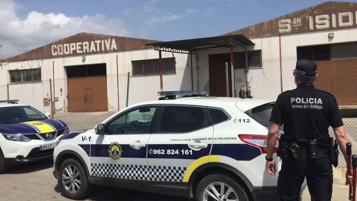 Un agente de la Policía Local de Tavernes de la Valldigna, en una imagen de archivo.